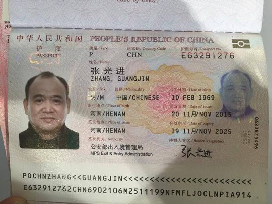 Hành khách Zhang Guang Jin (quốc tịch Trung Quốc) đã có hành vi lục túi xách người khác trên máy bay