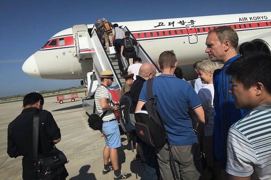 Du khách lên máy bay của hãng hàng không quốc gia Triều Tiên Air Koryo tại sân bay quốc tế Bình Nhưỡng. Ảnh: AP