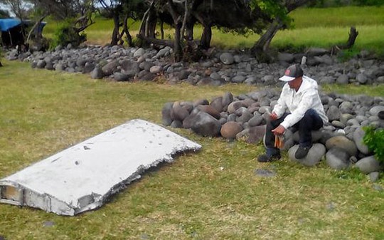 
Phần cánh gấp nhỏ được tìm thấy trên đảo Reunion - Pháp. Ảnh: AP, Telegraph
