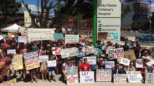 
Người biểu tình tập trung ủng hộ bé Asha bên ngoài một bệnh viện ở TP Brisbane hôm 21-2. Ảnh: AAP
