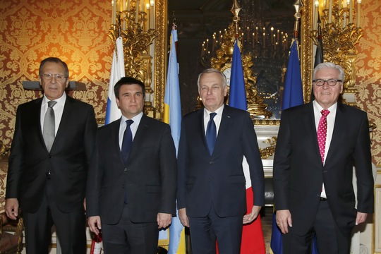 (Từ trái sang phải) Ngoại trưởng Nga Segei Lavrov, Ngoại trưởng Ukraine Pavlo Klimkin, Ngoại trưởng Pháp Jean-Marc Ayrault, Ngoại trưởng Đức Frank-Walter Steinmeier thảo luận cuộc khủng hoảng Ukraine tại Paris. Ảnh: Reuters