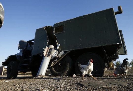 
Một chiếc xe quân sự của quân đội Ukraine hư hại do bị tên lửa bắn trúng nhưng không phát nổ vào năm 2014. Ảnh: REUTERS
