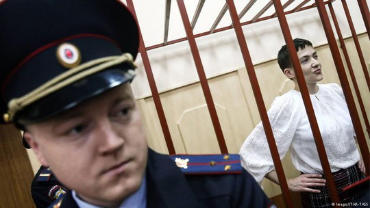 
Cô Savchenko bị cáo buộc giết 2 nhà báo Nga và được người dân quê nhà xem như anh hùng. Ảnh: Tass
