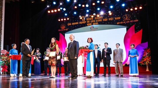 
Đại diện Viettours nhận “Giải thưởng Du lịch Việt Nam năm 2016”
