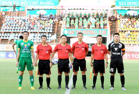 
Đội trưởng, trung vệ Trần Chí Công của Cần Thơ (bìa trái) Ảnh: Dương Thu
