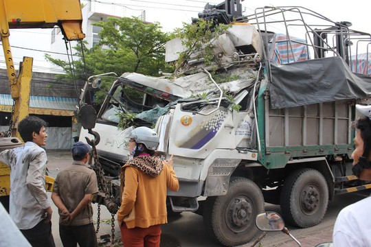 
Hiện trường nhà dân bị đâm sập và chiếc xe tải móp méo được cẩu đi nơi khác
