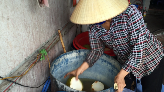 Phóng viên ghi nhận cảnh vợ ông Hồng đang lấy dừa ngâm với nước tẩy trắng bán cho khách.