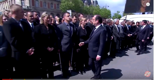 
Viên sĩ quan lơ đề nghị bắt tay của ông Hollande. Ảnh: Cắt từ clip
