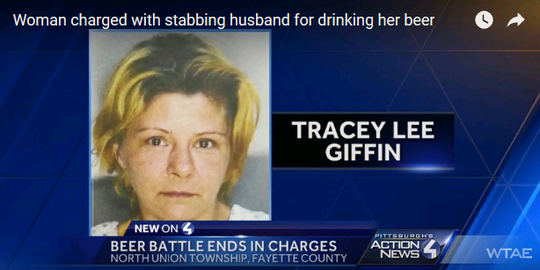 
Bà Tracey Lee Giffin bị bắt sau khi đâm chồng vì người này uống bia của mình. Ảnh: Cắt ra từ clip
