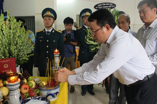 
Ông Hoàng Văn Trà, Chủ tịch UBND tỉnh Phú Yên thăp hương viêng học viên phi công Phạm Đức Trung
