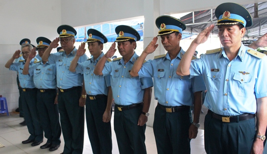 
Đồng đội tiễn biệt anh - học viên phi công Phạm Đức Trung
