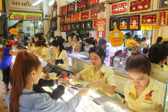 
Khách hàng mua vàng tại tiệm vàng Mi Hồng, quận Bình Thạnh, TP HCM. Ảnh Hoàng Triều
