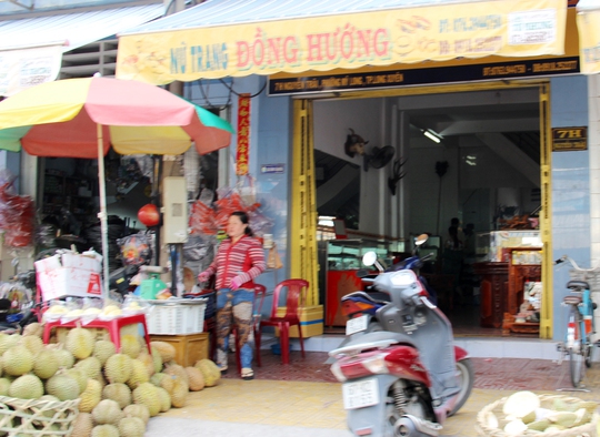 
Cửa hàng nữ trang của bà Hồng vẫn đang kinh doanh bình thường tại khu vực gần chợ Long Xuyên.
