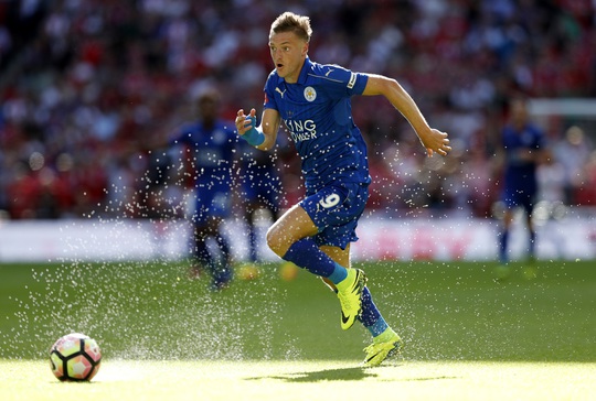 Tuy nhiên đầu hiệp 2, Jamie Vardy gỡ hòa 1-1 cho Leicester City với pha dứt điểm đẹp mắt