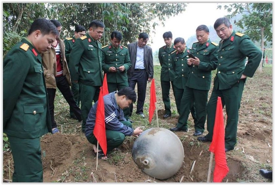 Lực lượng thuộc Bộ Quốc phòng kiểm tra vật thể lạ ở Tuyên Quang - Ảnh: Báo Quân đội