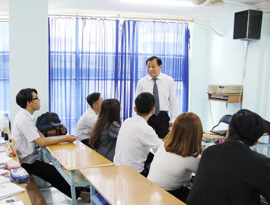 
Người thầy lắm chiêu luôn làm cho các bạn SV hứng thú với việc học tiếng Anh
