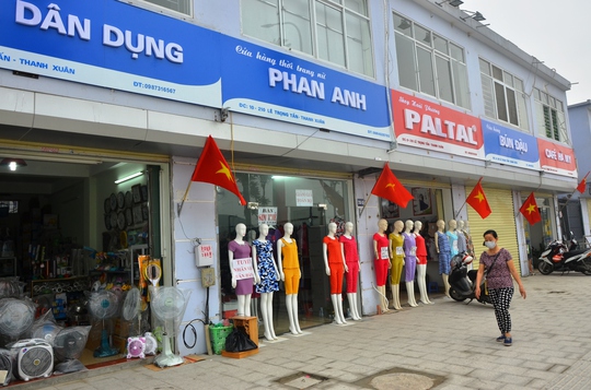 Quy định chỉ cho quảng cáo 2 màu xanh và đỏ khiến việc kinh doanh của người dân tại phố Lê Trọng Tấn (quận Thanh Xuân, TP Hà Nội) gặp nhiều khó khăn Ảnh: Nguyễn Hưởng