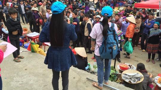 
Hai cô gái trốn thoát sau khi bị lừa bá nsang Trung Quốc chia sẻ câu chuyện của mình

tại một ngôi chợ ở miền Bắc Việt Nam. Ảnh: CNN
