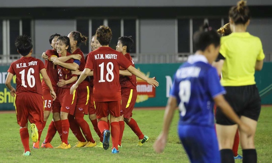 
Niềm vui của các cô gái Việt Nam sau khi tìm được bàn gỡ hòa 1-1
