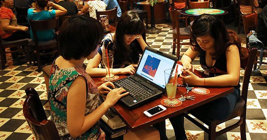 
Thế hệ Z Việt cũng ít giao tiếp xã hội hơn, bởi với họ, mạng ảo đôi khi chính là nơi thể hiện sự tồn tại. Ảnh: Asian Correspondent

