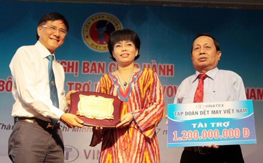 Đại diện Tập đoàn dệt may Việt Nam trao tiền tài trợ cho Liên đoàn Vovinam Việt Nam