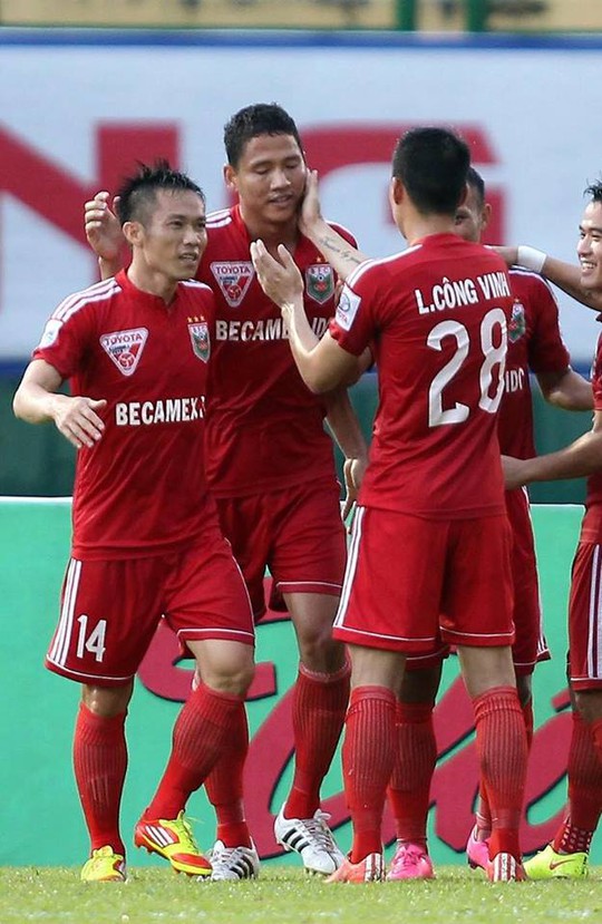 Công Vinh chúc mừng Anh Đức trong một trận đấu của B.Bình Dương ở V-League Ảnh: Quang Liêm