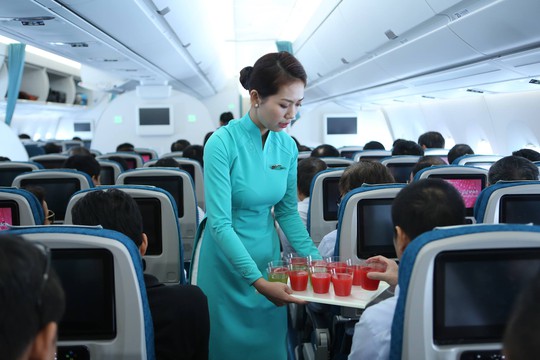 Tiếp viên Vietnam Airlines phục vụ hành khách