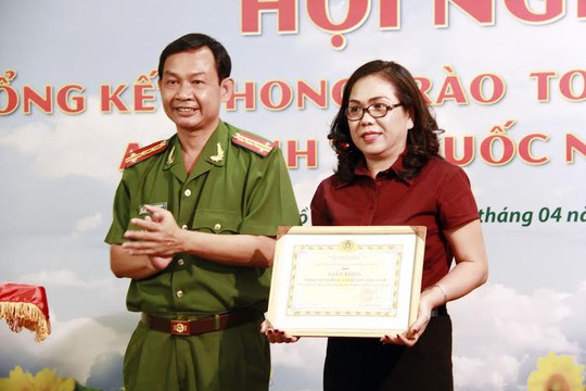 Đại tá Đinh Thanh Nhàn, Phó Giám đốc Công an TP HCM, trao giấy khen cho bà Đặng Thị Lan Phương, Tổng giám đốc Vinasun