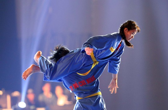 Nũ võ sĩ Vovinam với đòn chân tấn công