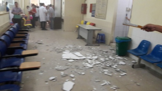 
Hình ảnh mảng vữa trần nhà Bệnh viện Nhi rơi xuống khu vực khám bệnh - Ảnh: Facebook
