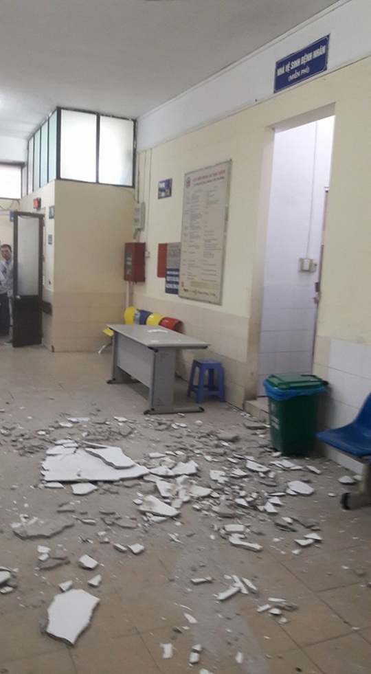 
Mảng vữa trần nhà bắn tung tóe khi rơi xuống hành lang khoa khám bệnh - Ảnh: Facebook
