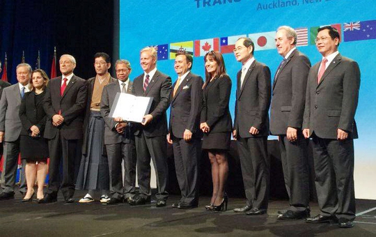 Bộ trưởng Bộ Công Thương Vũ Huy Hoàng (bìa phải) cùng đại diện các nước sau lễ ký chính thức TPP tại New Zealand ngày 4-2-2016