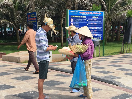 
Người bán hàng rong chèo kéo khách tại khu vực bãi biển Thùy Vân, TP Vũng Tàu Ảnh: Minh Thắng
