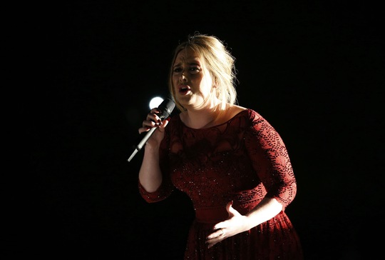 Adele gặp sự cố âm thanh nhưng vẫn trình diễn trọn vẹn ca khúc