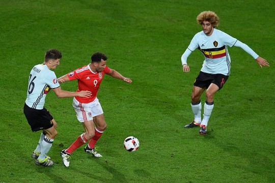 
Fellaini (phải) thi đấu nhạt nhòa ở Euro 2016
