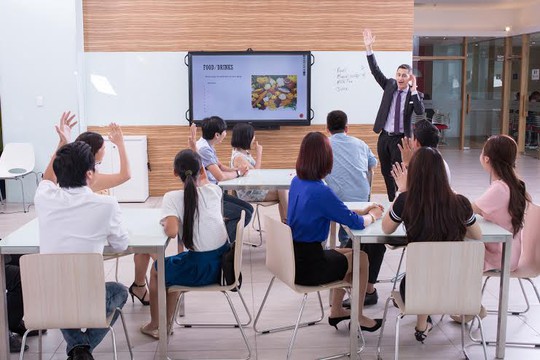 
Môi trường 100% giao tiếp tiếng Anh sẽ giúp học viên nhanh chóng cải thiện trình độ ngoại ngữ của mình
