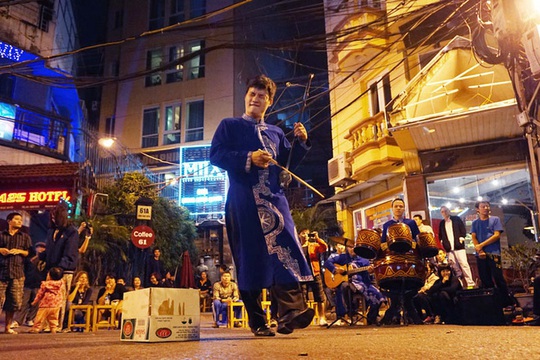 
Biểu diễn nghệ thuật trên đường phố Hà Nội
