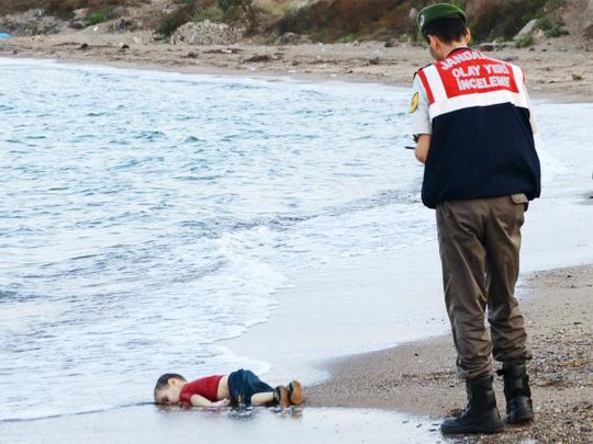 
Thi thể bé Aylan Kurdi trên bãi biển Thổ Nhĩ Kỳ. Ảnh: Independent
