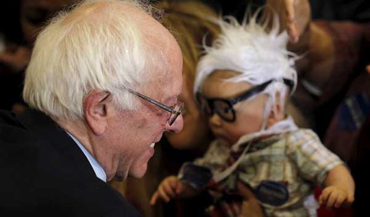 Ông Sanders bế bé Oliver. ảnh: Reuters