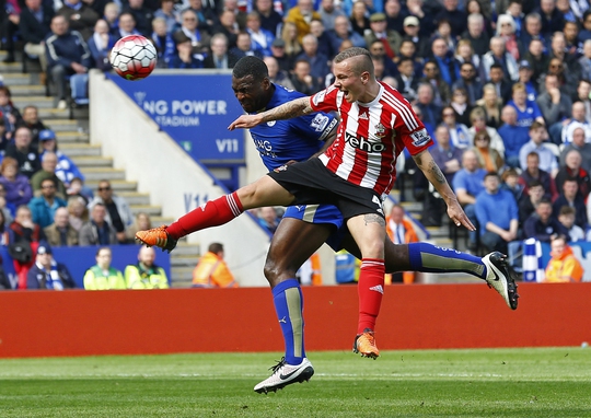 
Trên sân, các cầu thủ Leicester City chơi hết mình để giúp đội nhà giành chiến thắng quan trọng 1-0, nhờ pha lập công của Wes Morgan
