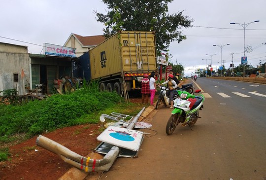 
Tại hiện trường, chiếc xe container chui đầu vào nhà dân
