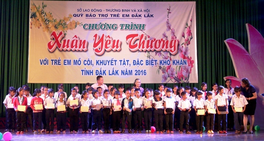 
Trước đó, Quỹ Bảo trợ trẻ em Đắk Lắk đã tổ chức chương trình “Xuân yêu thương” đến với trẻ em nghèo, mồ côi khuyết tật trên địa bàn tỉnh. Chương trình đã trao tặng 100 suất học bổng mỗi suất trị giá 800.000 đến 1 triệu đồng cho trẻ em nghèo vươn lên trong học tập. Tặng thiết bị đồ dùng học tập ngoài trời cho trẻ em vùng sâu vùng xa trị giá 80 triệu đồng. Tặng một căn nhà tình thương cho trẻ em mồ côi trị giá 50 triệu đồng. Trao 1.000 xuất quà tết cho trẻ em mồ côi, khuyết tật mỗi suất trị giá 200.000 đồng và bánh kẹo.
