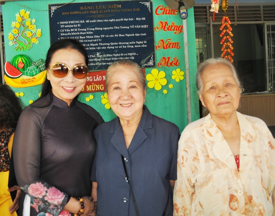 Nghệ sĩ Thiên Kim, Ngọc Đáng vui Tết với nghệ sĩ Bạch Tuyết tại Khu dưỡng lão nghệ sĩ TP HCM