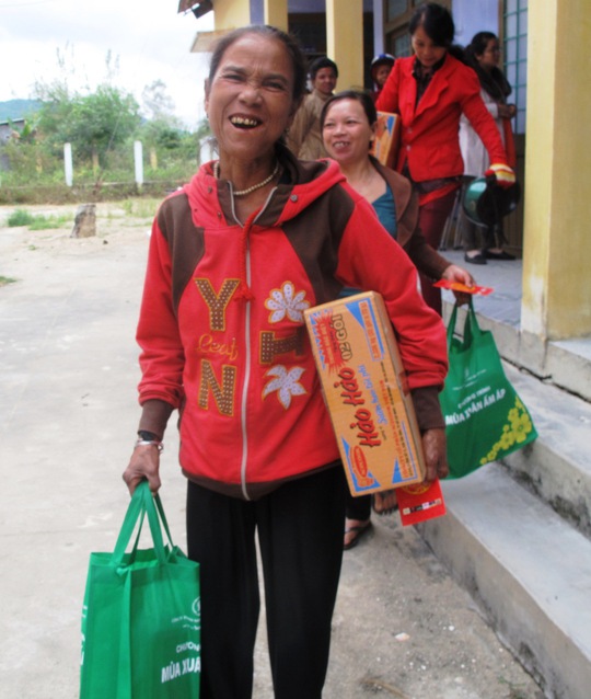 
Ngoài Phú Yên, chương trình “Mùa xuân ấm áp” còn tổ chức còn tổ chức ở các tỉnh, thành Quảng Nam, Đà Nẵng, Khánh Hòa, TP HCM, Trà Vinh, Tiền Giang, Long Xuyên và Hậu Giang với tổng giá trị quà tặng gần 1,1 tỷ đồng.
