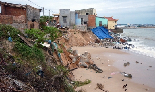 
Nhiều nhà dân ven biển ở phường Đức Long bị sóng biển đánh sập
