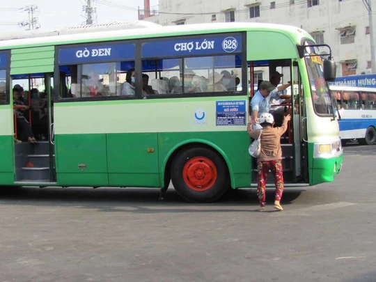 
Tình trạng xe buýt tranh giành khách nhau khi qua địa bàn Long An đã xảy ra nhiều năm nay nhưng chưa được giải quyết
