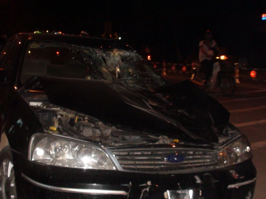 
Xe hơi bị hư hỏng nặng sau vụ tai nạn
