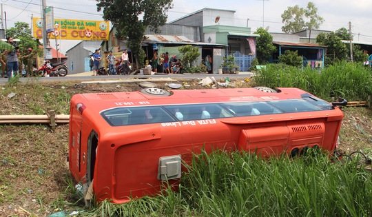 
Nhiều người thoát tim khi chứng kiến cảnh xe khách Phương Trang lao xuống hố sâu hơn 5 m ở ven đường.
