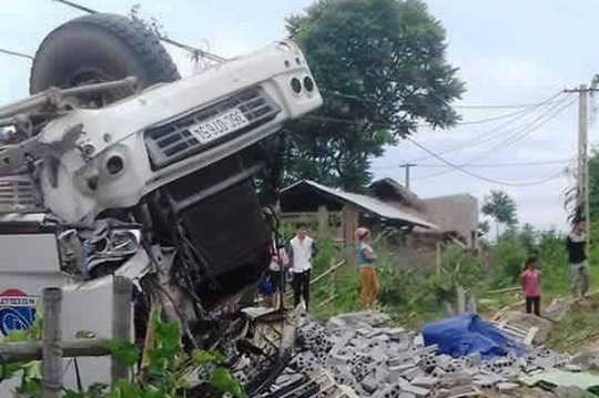 
Hiện trường xảy ra vụ tai nạn nghiêm trọng khiến 10 người thương vong ở Thanh Hóa
