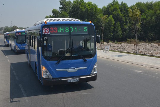 Xe buýt chạy bằng khí gas CNG do SAMCO sản xuất được HTX 19-5 đưa vào phục vụ sinh viên từ đầu tháng 3-2016